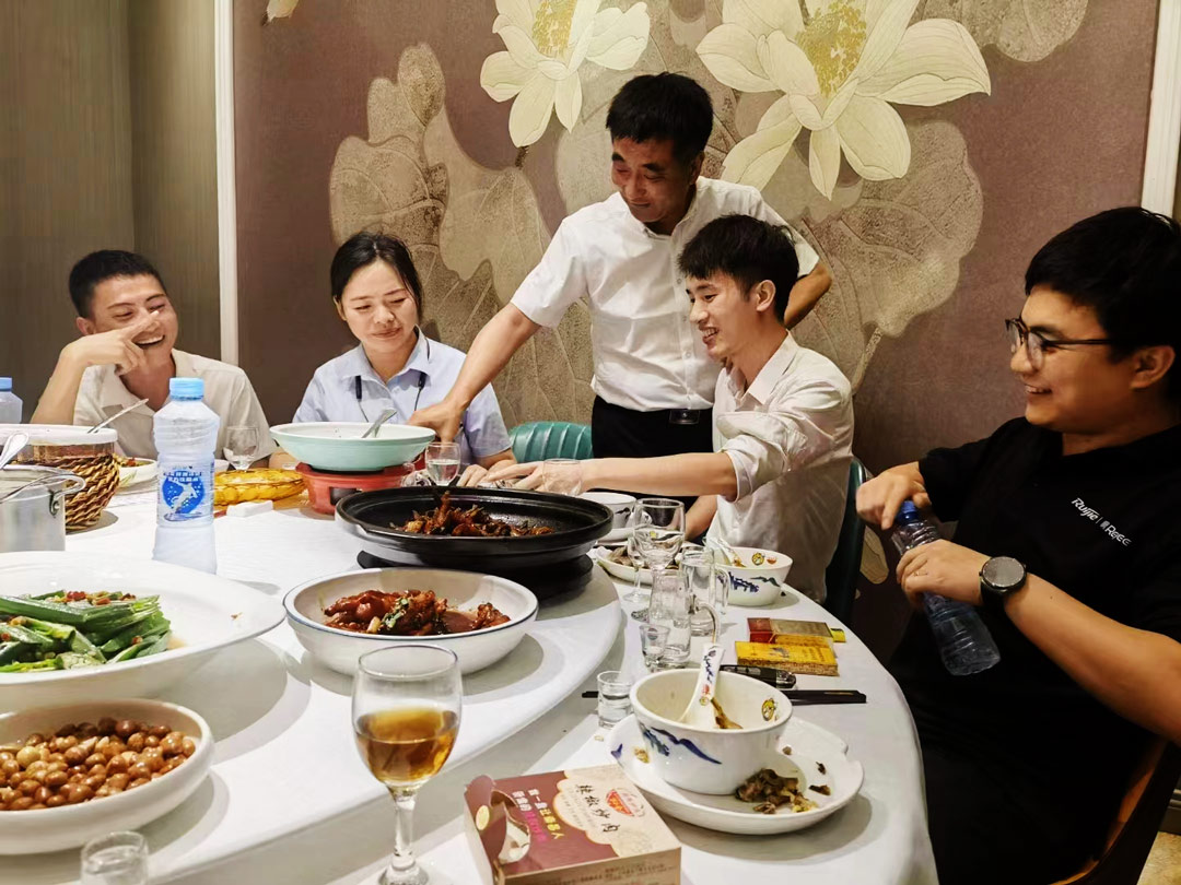 白酒夜飲，前程似錦